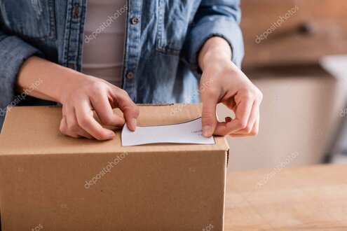 Cliente che confronta spedizioni online e negozio fisico