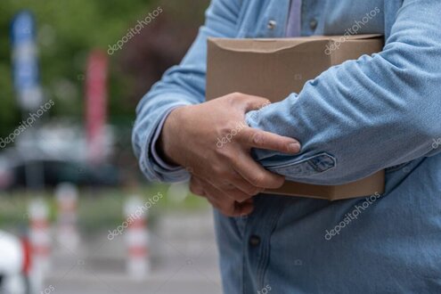 Interno di un negozio di posta privata con clienti al bancone