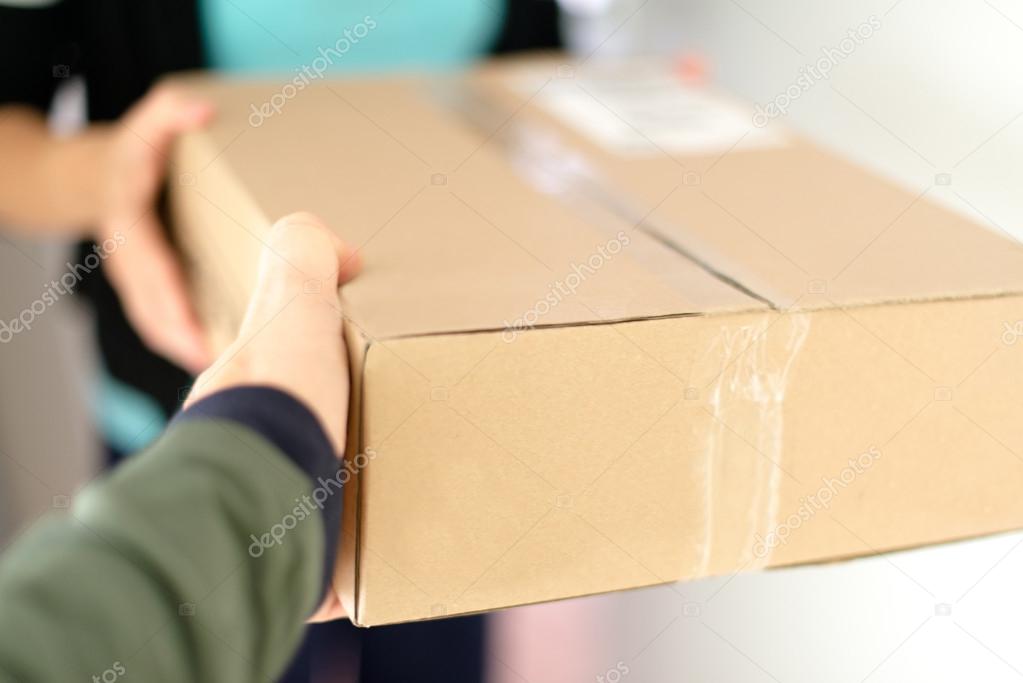 Pacchi pronti per la spedizione su un bancone