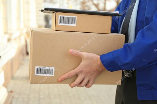 Persona che consegna un pacco a domicilio