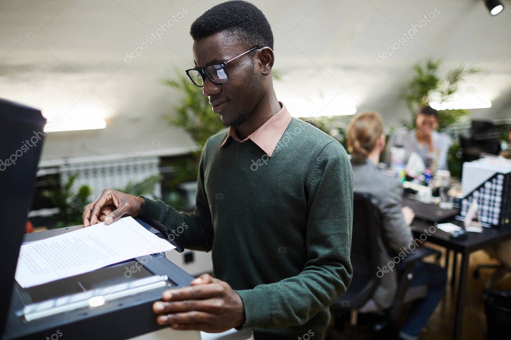 Stampante che stampa documenti