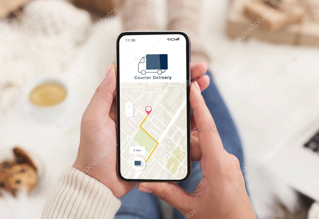 Smartphone che mostra il tracking di un pacco in consegna