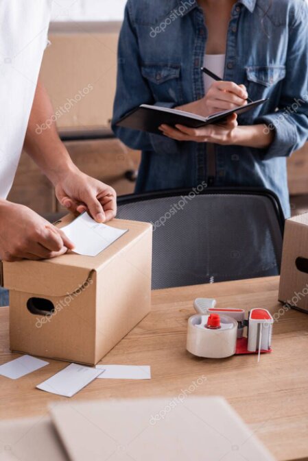 Pacchi di varie dimensioni pronti per essere spediti