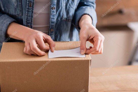 Cliente che confronta spedizioni online e negozio fisico