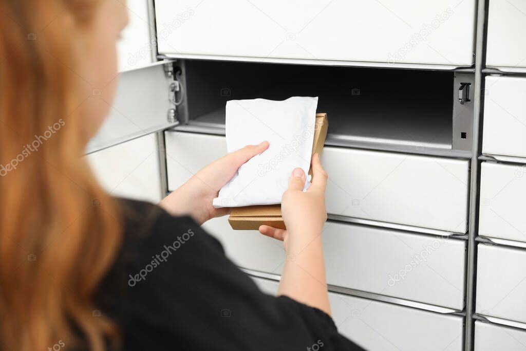 Persona che ritira un pacco custodito in un punto di ritiro