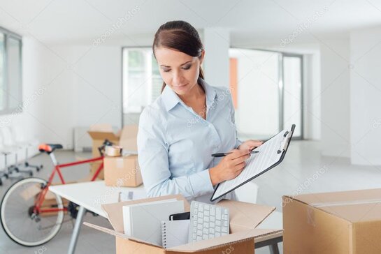 Scatola da spedire con checklist accanto